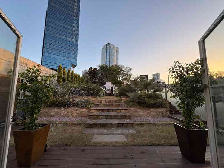 屋上ガーデン挙式会場。HP写真より広く感じましたが、視界に入るビルが多く少し人目が気になりました。