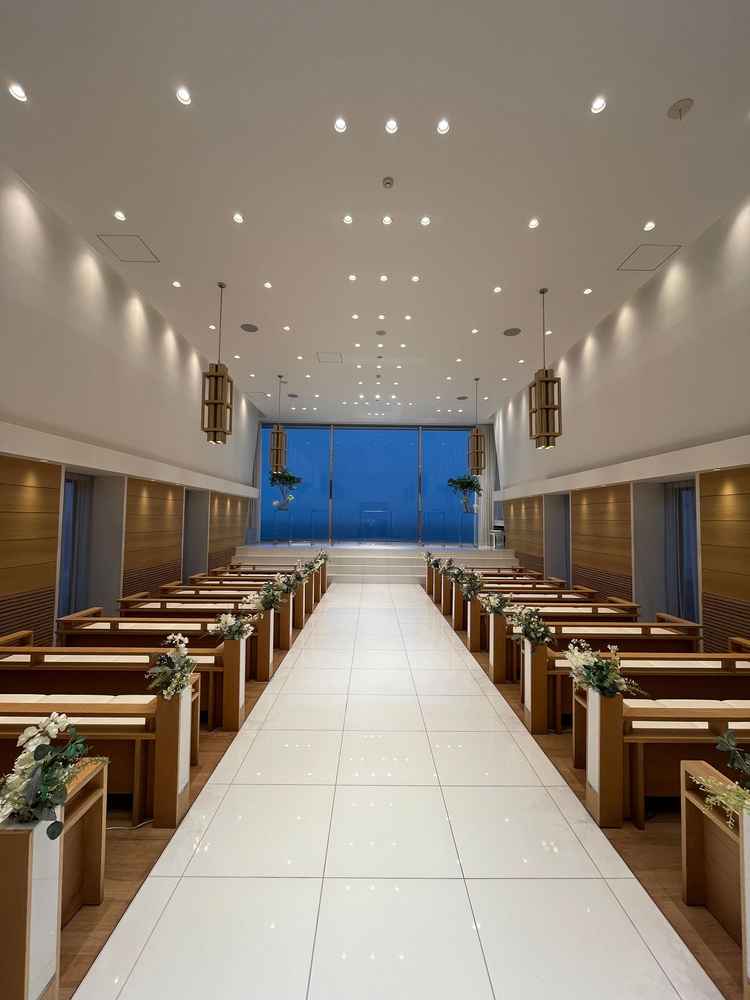 海が見えるチャペル。生憎の天気でしたが、窓に青みがかかっているらしく、曇りでも青く見えるとのこと。