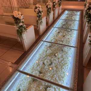 チャペル・バージンロード。ガラス張りの床の下にはお花が飾られており、とても素敵でした。