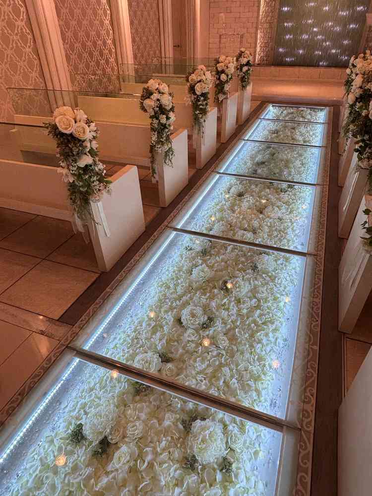 チャペル・バージンロード。ガラス張りの床の下にはお花が飾られており、とても素敵でした。