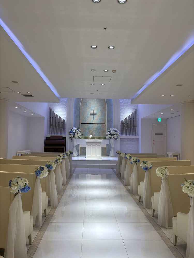 チャペルでの入場体験。お花の装飾や、照明がとても綺麗で窓がなくてもとても明るく、写真映えしそうでした