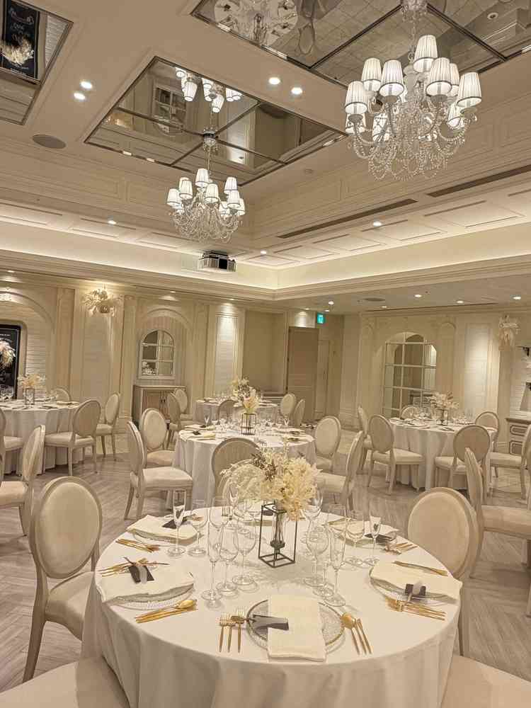 天井にガラスがあるのでより広く感じる披露宴会場