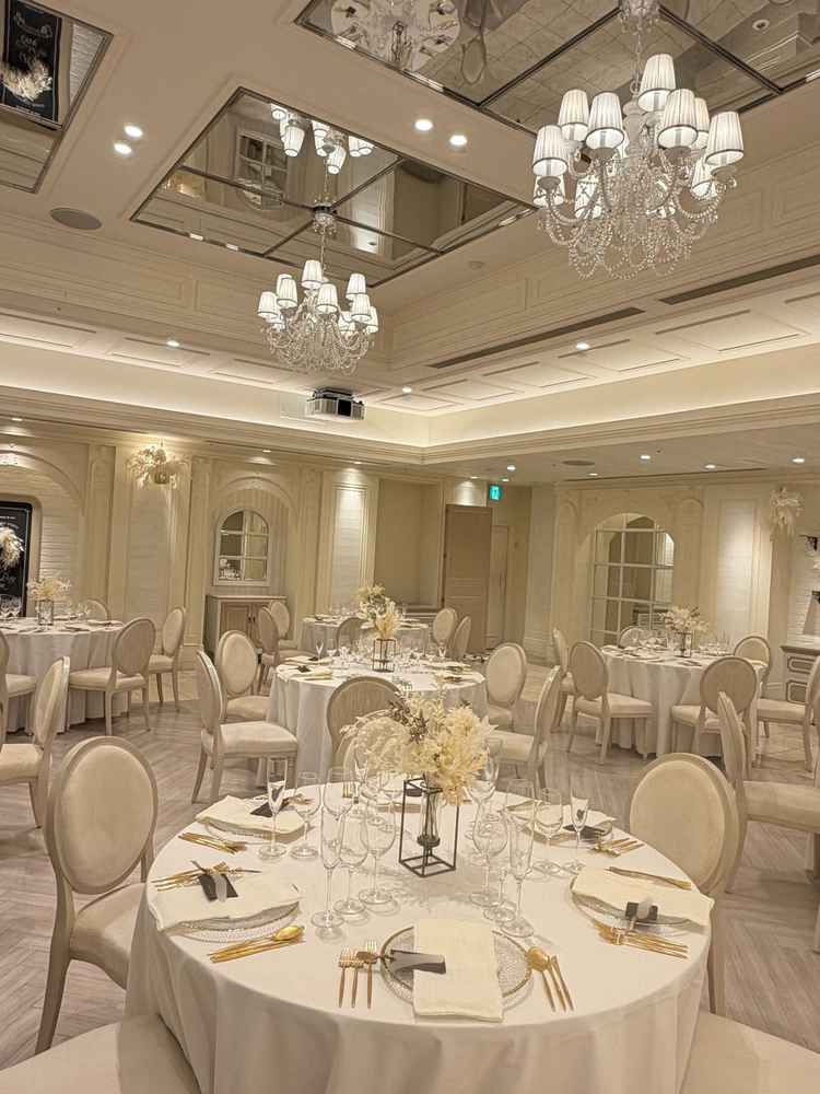 天井にガラスがあるのでより広く感じる披露宴会場