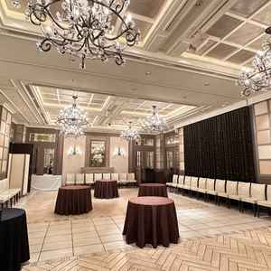 人数が多めな場合にウェルカムスペースとして使用できる空間。人数が少ない場合はこちらで披露宴となる。