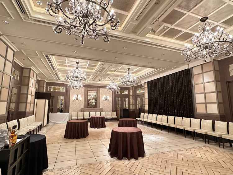 人数が多めな場合にウェルカムスペースとして使用できる空間。人数が少ない場合はこちらで披露宴となる。