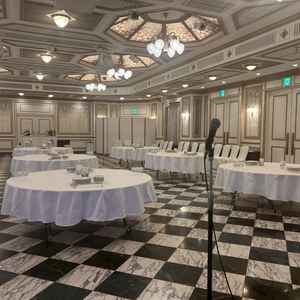 披露宴会場。白を基調とした、どこか落ち着ける雰囲気のある会場でした。