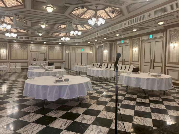 披露宴会場。白を基調とした、どこか落ち着ける雰囲気のある会場でした。