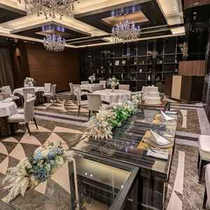 選べる披露宴会場の内の1つ。黒を基調にしていて、ゴージャスで大人な雰囲気でした。