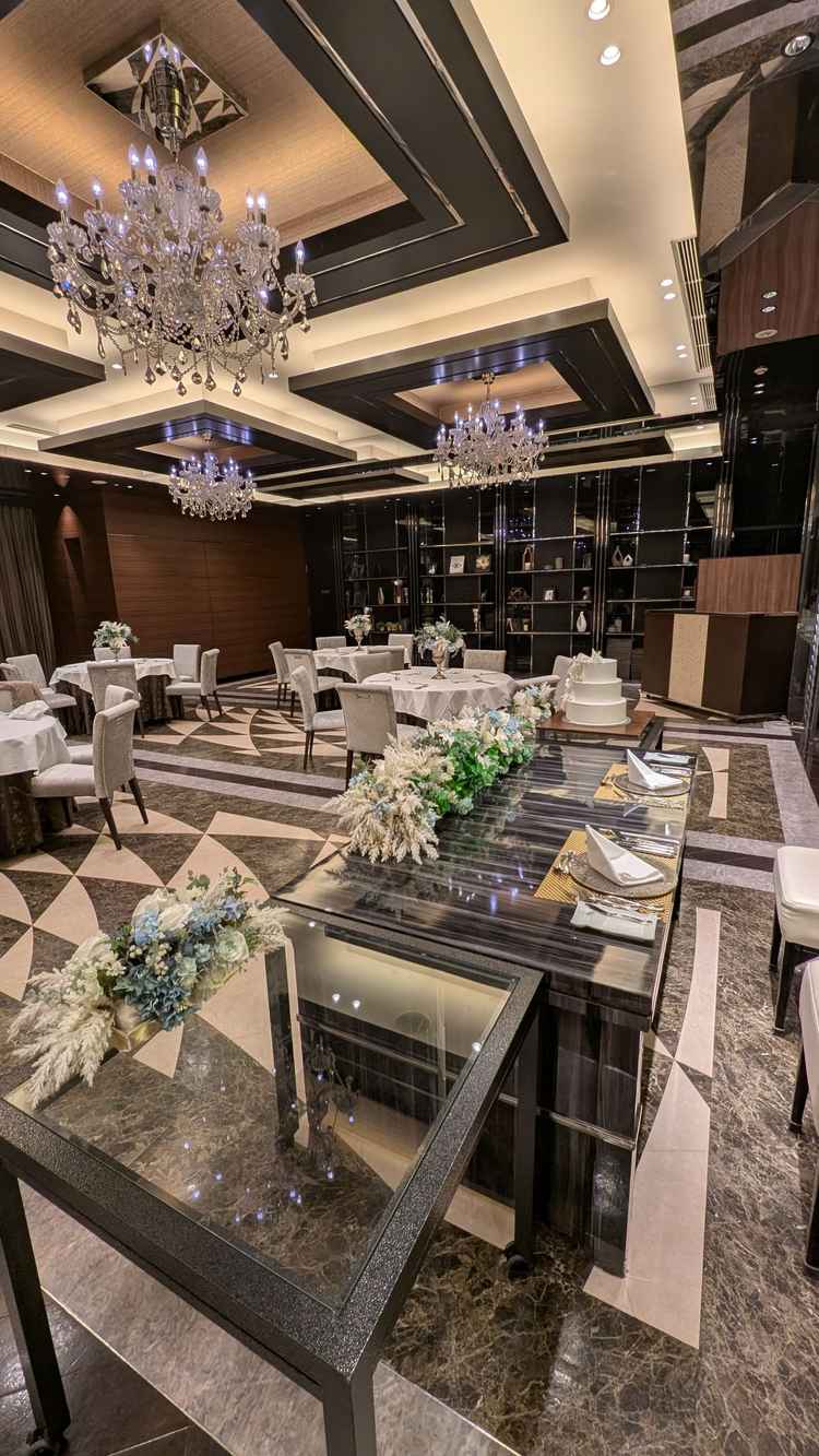 選べる披露宴会場の内の1つ。黒を基調にしていて、ゴージャスで大人な雰囲気でした。