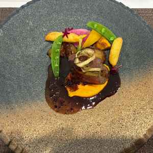 メインの国産牛フィレ肉とフォアグラのポワレトリュフソース。彩りが美しく美味しかった。