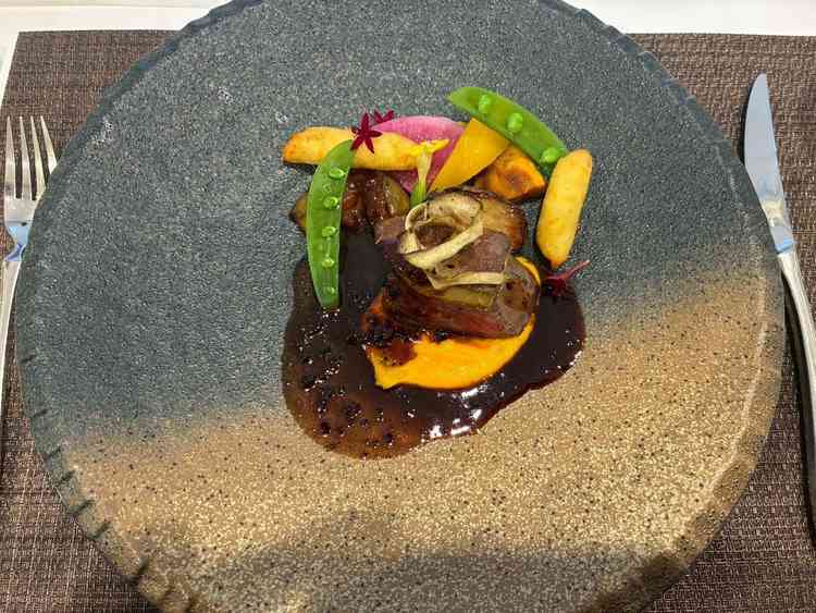 メインの国産牛フィレ肉とフォアグラのポワレトリュフソース。彩りが美しく美味しかった。