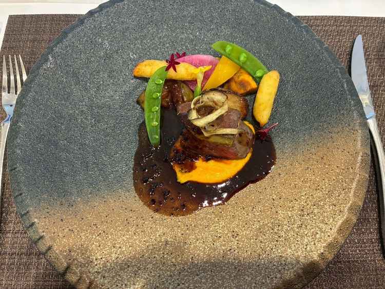 メインの国産牛フィレ肉とフォアグラのポワレトリュフソース。彩りが美しく美味しかった。