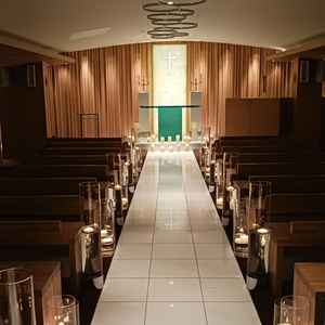 チャペル。広くはないが、周りが鏡張りになっていて、窮屈には感じなかった。キャンドルが綺麗だった。