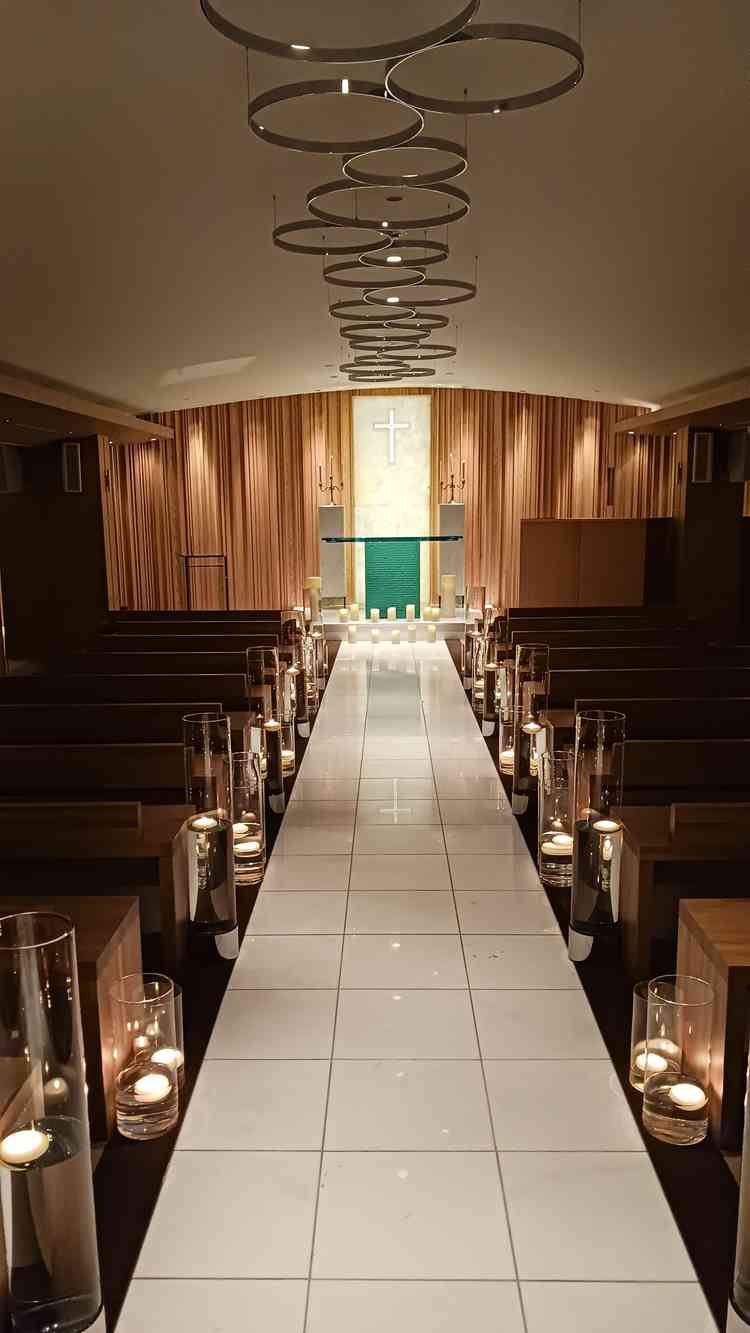 チャペル。広くはないが、周りが鏡張りになっていて、窮屈には感じなかった。キャンドルが綺麗だった。