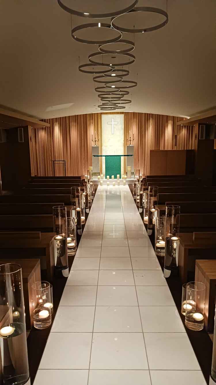 チャペル。広くはないが、周りが鏡張りになっていて、窮屈には感じなかった。キャンドルが綺麗だった。