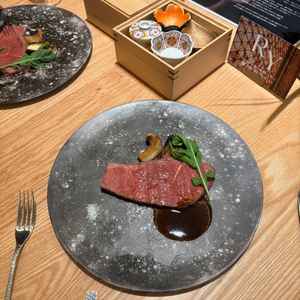 ローストビーフがとても柔らかく美味しかったです。上の小皿は有田焼で、お皿にもこだわっているそうてす。