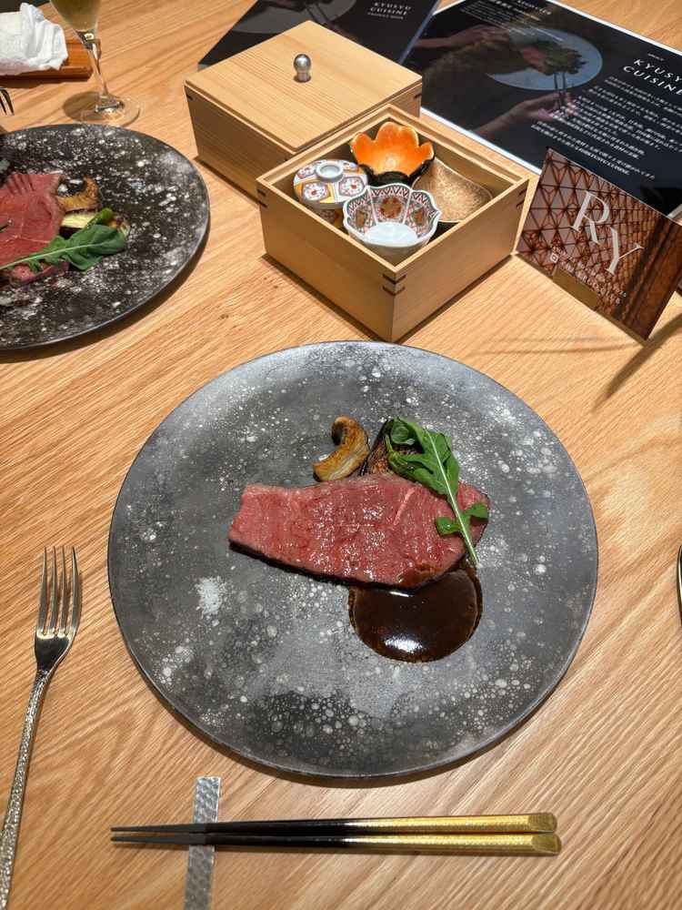 ローストビーフがとても柔らかく美味しかったです。上の小皿は有田焼で、お皿にもこだわっているそうてす。