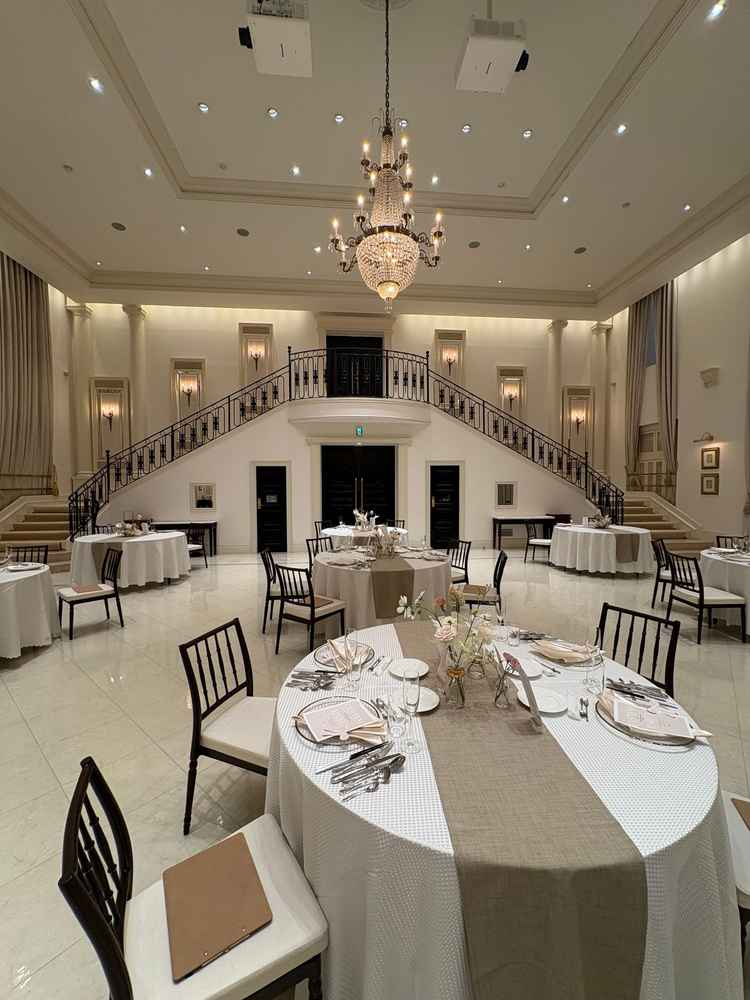 披露宴会場。とても広くて明るくて素敵。私が憧れていた窓もあって階段もあった。階段を使って入場したい。