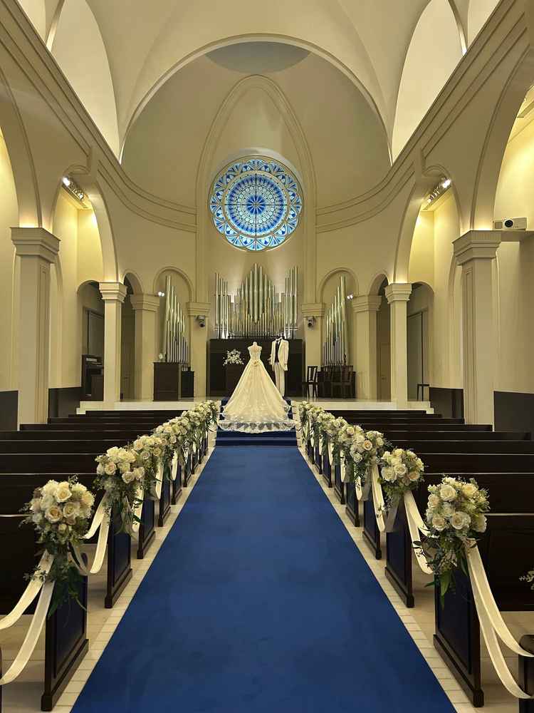 青いバージンロードが魅力のチャペルでした。　