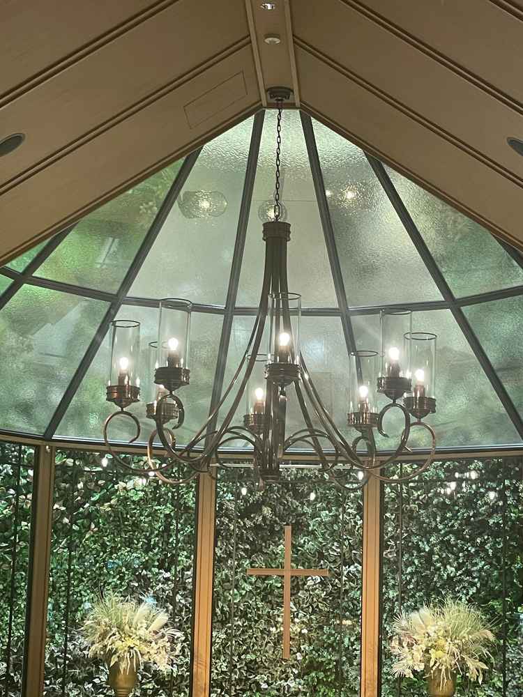 チャペル。緑がとても綺麗で非現実的な空間。大きさもこじんまりとしていてアットホームな印象。