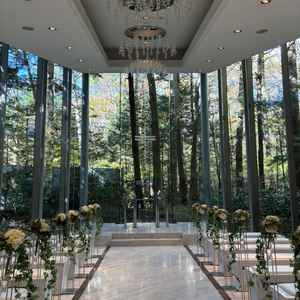 椅子と椅子の間が広く車椅子やベビーカーでも入りやすいと思います。ガラスがとても綺麗で明るい印象です。