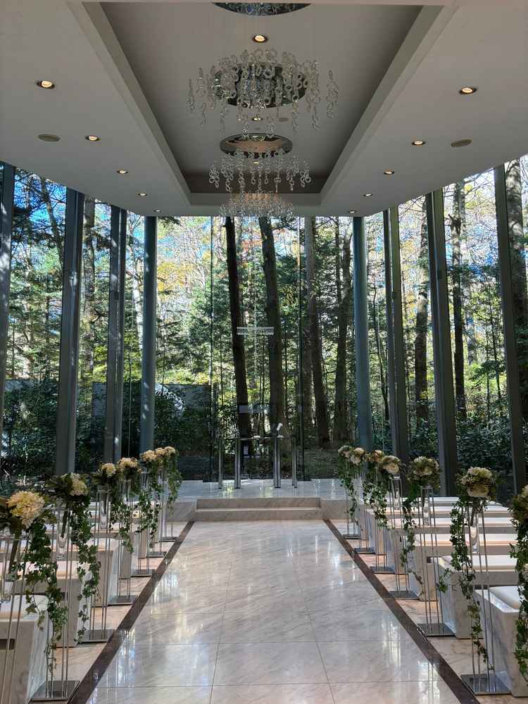 椅子と椅子の間が広く車椅子やベビーカーでも入りやすいと思います。ガラスがとても綺麗で明るい印象です。