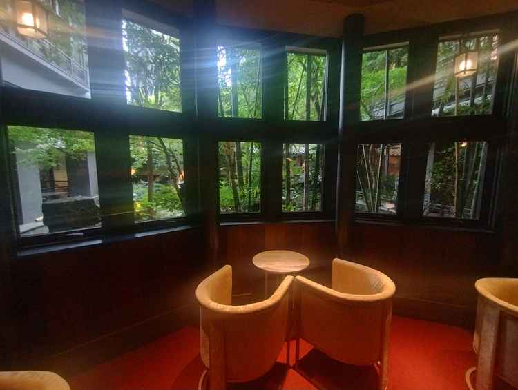 受付の奥にあるスペース。お庭には竹やかがり火がある。