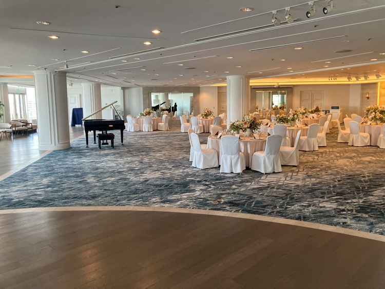 開放感があり景色が一望できる披露宴会場。3つのうちの1つ。