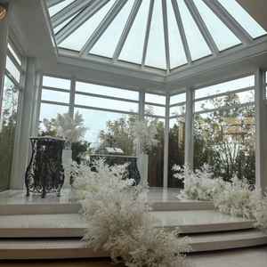 白基調の清潔感あふれる挙式でした。広々とした作りで椅子の感覚も広く大人数でも安心でした。