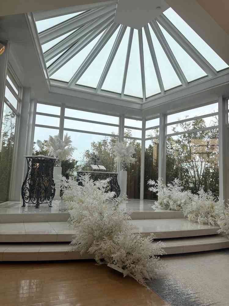 白基調の清潔感あふれる挙式でした。広々とした作りで椅子の感覚も広く大人数でも安心でした。