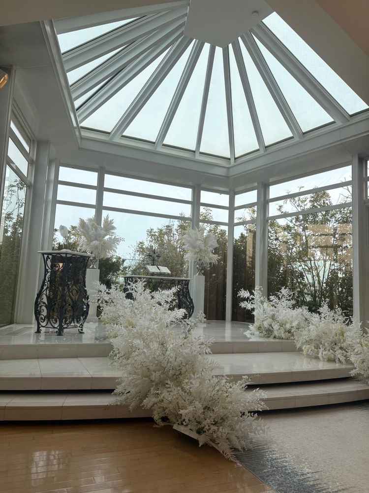 白基調の清潔感あふれる挙式でした。広々とした作りで椅子の感覚も広く大人数でも安心でした。