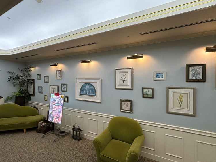 エレベーターを降りてすぐのスペース。自分たちの思い出の写真や品を飾ることができる。