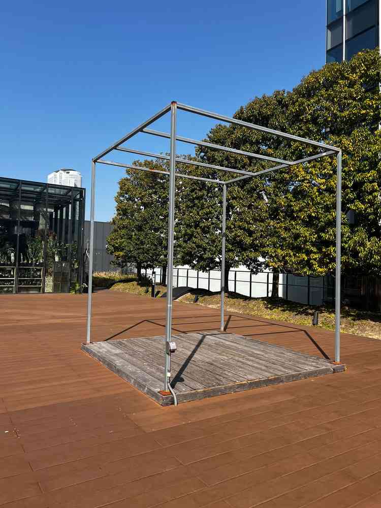 1枚目の外を出たところにあるこちらでも挙式を行うことができる。よりオープンで開放感ある感じ。