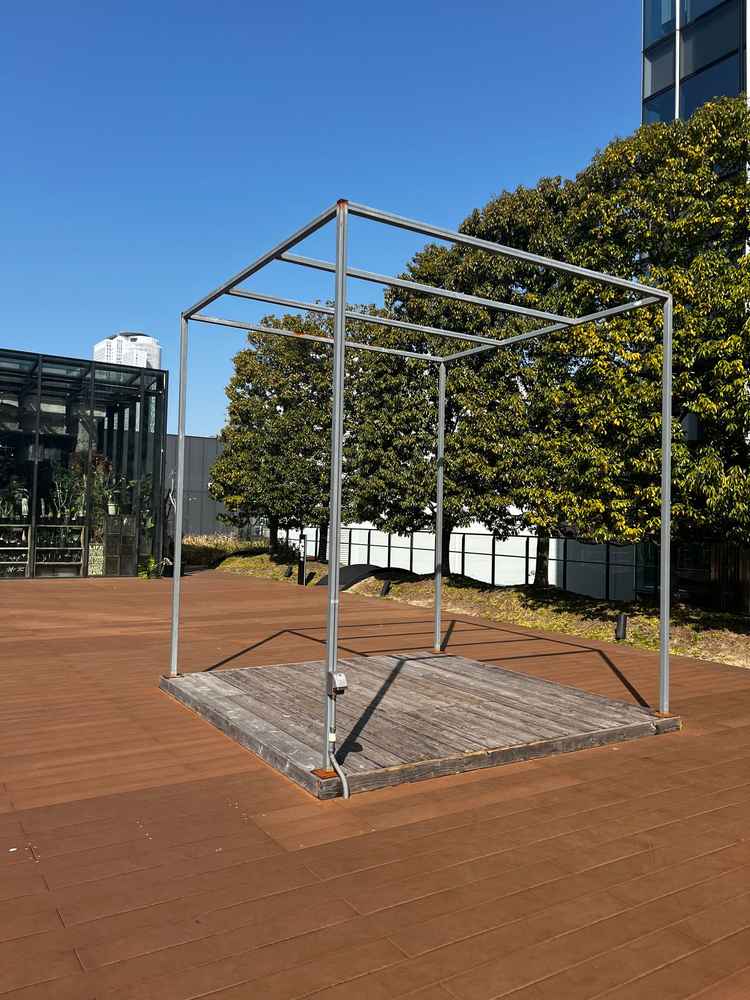 1枚目の外を出たところにあるこちらでも挙式を行うことができる。よりオープンで開放感ある感じ。