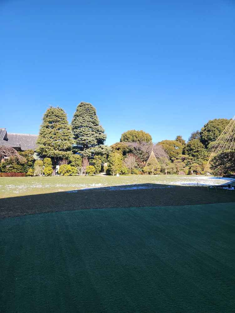 挙式後に友人たちと写真を撮ったりできるところ