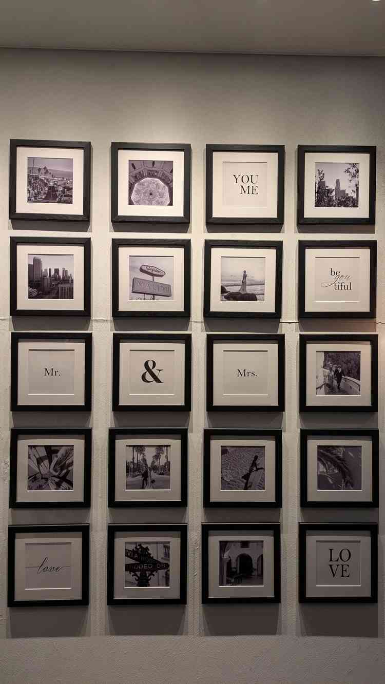 エントランスの飾りです。新郎新婦の思い出の写真もA4で印刷して飾れるようでした。