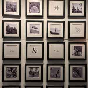 エントランスの飾りです。新郎新婦の思い出の写真もA4で印刷して飾れるようでした。