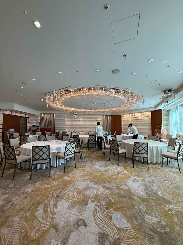 グランドギンザルーム。ボールルームに比べると天井が低く部屋も狭く感じたがシャンデリアが素敵。