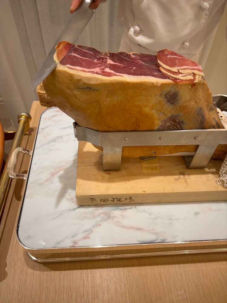 目の前で生ハムを切り落としてくれ、次の準備が終わるのを楽しく待つことができる点がとてもよかった。