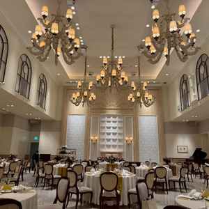 披露宴会場。天井が高く、屋根付きのテラスも付いている。テーブルクロスやグラス、カトラリーまで選べる。