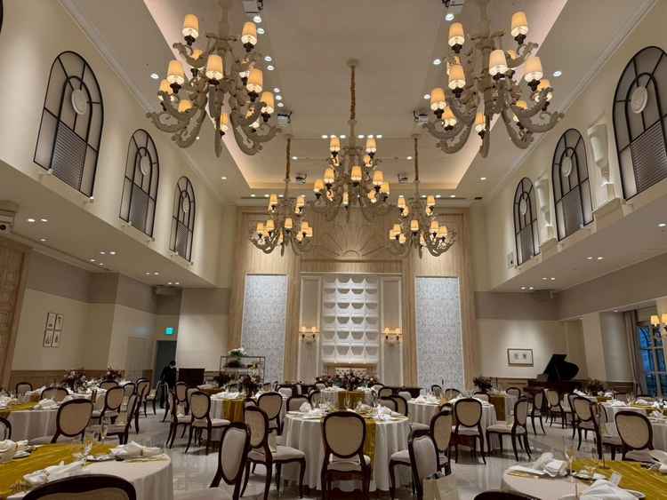 披露宴会場。天井が高く、屋根付きのテラスも付いている。テーブルクロスやグラス、カトラリーまで選べる。