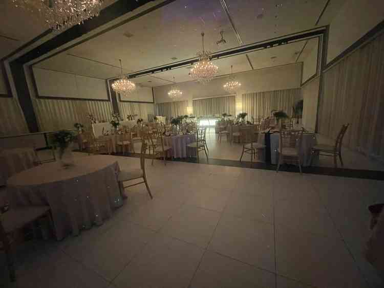 パーティー会場、カーテン開ければ日もしっかり差し込みます！