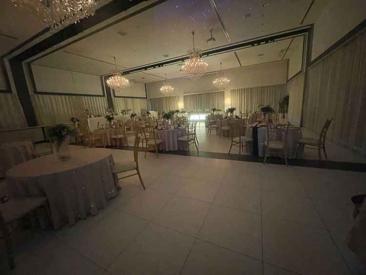 パーティー会場、カーテン開ければ日もしっかり差し込みます！