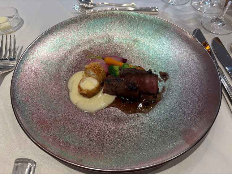 食事。試食で食べた黒毛和牛ロースのグリエ。食事は全て美味しかった。