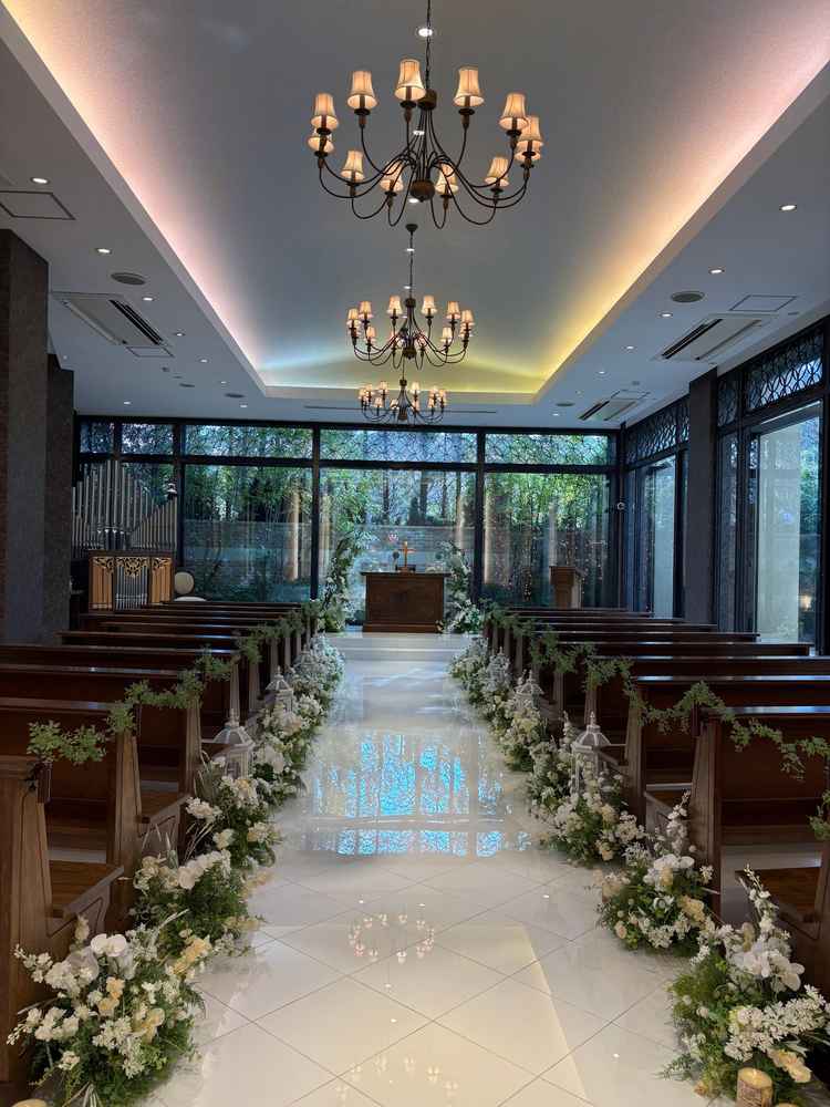 チャペルの雰囲気はとても良くて奥に行くほど広がる形になっていたので広く見える。