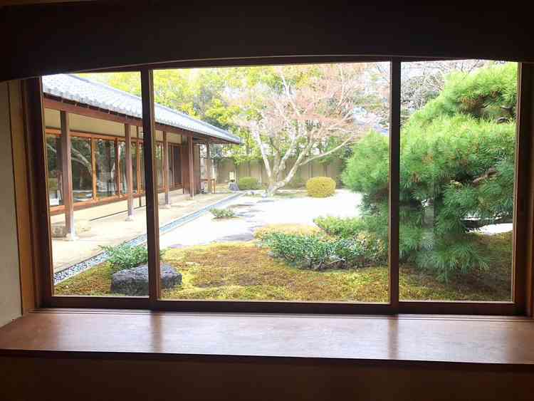 入ってすぐのお庭の写真。日本庭園がとても綺麗で滋賀でこれほど広いお庭は珍しいとのことでした。