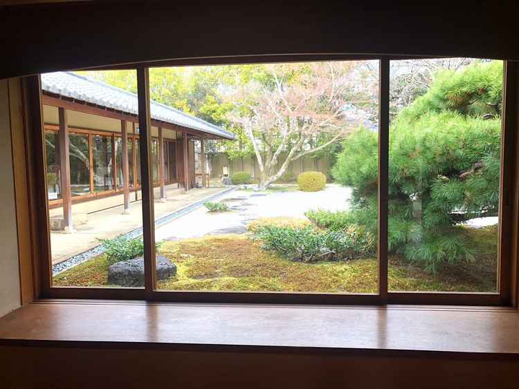 入ってすぐのお庭の写真。日本庭園がとても綺麗で滋賀でこれほど広いお庭は珍しいとのことでした。