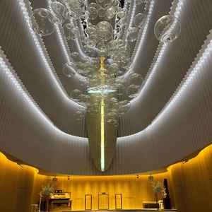 チャペルの1つ。ゆらゆら揺れるガラスが幻想的な雰囲気。天井が高く開放感あり。