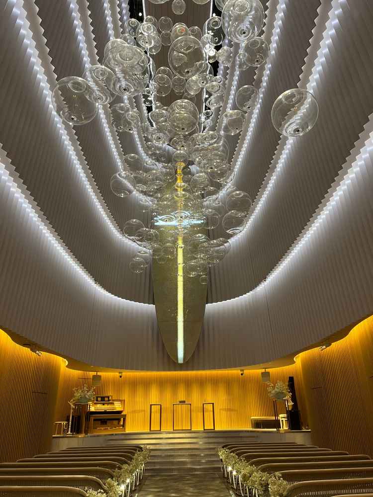 チャペルの1つ。ゆらゆら揺れるガラスが幻想的な雰囲気。天井が高く開放感あり。