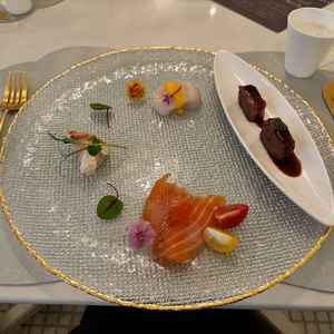 試食でいただいた、前菜とメインのお肉が乗ったプレート、スープ。お肉が柔らかくて美味しくて感動しました